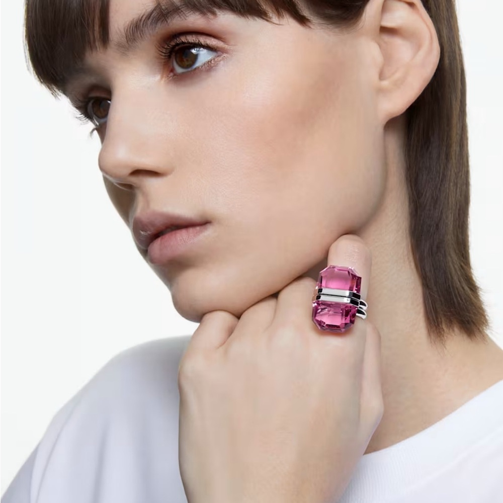Swarovski Atelier Lucent ring
Magnetic closure, Pink, Rhodium plated - Picture 2 of 3